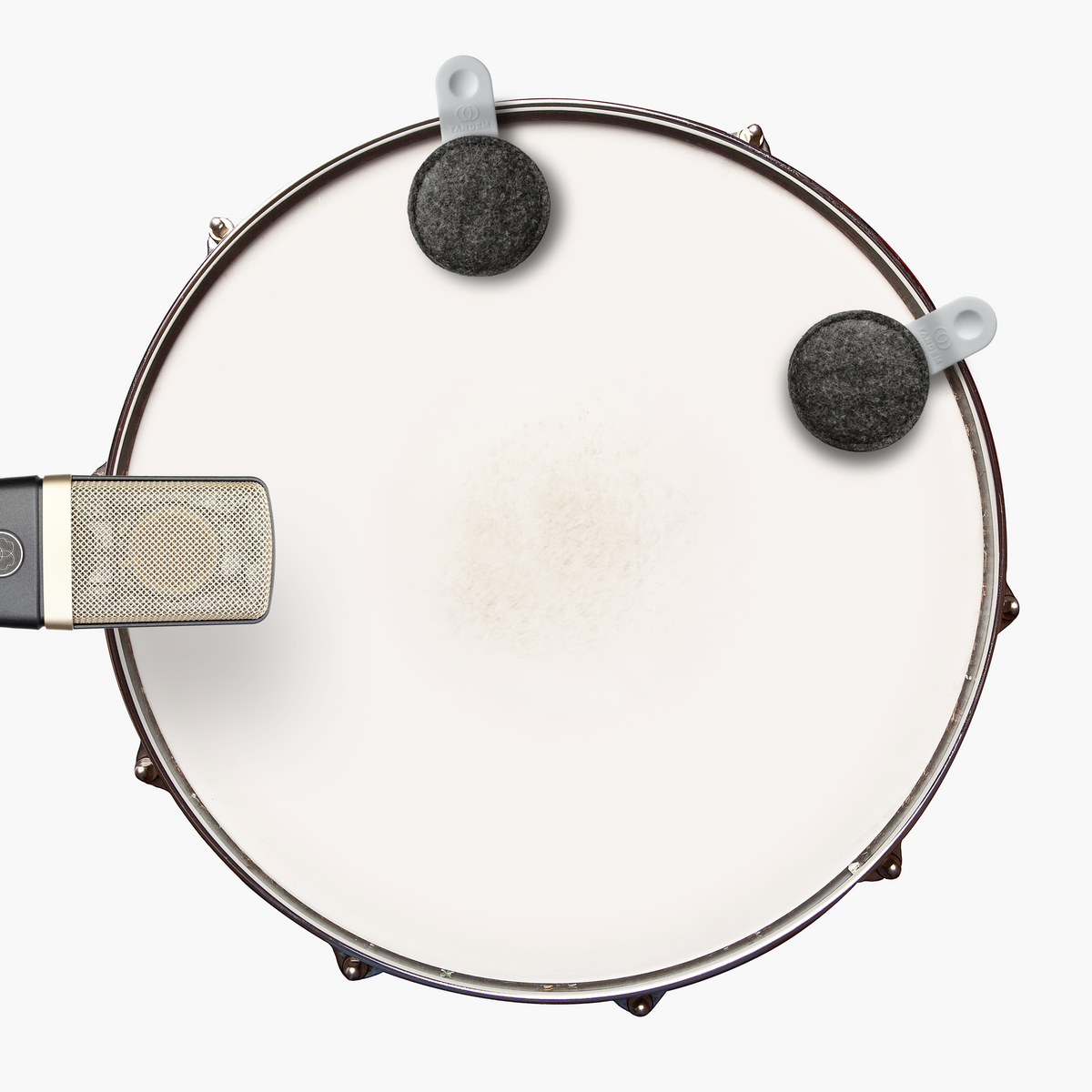 Zwei Drops 60 g an den Stimmschrauben einer Snare