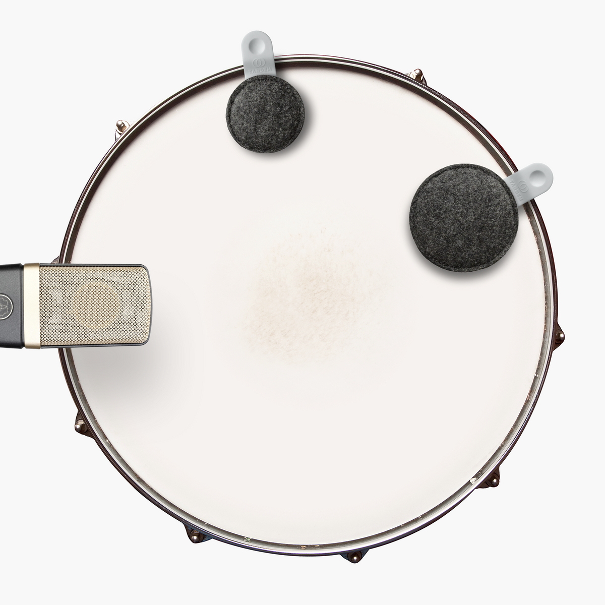 Zwei Drops auf einer Snare