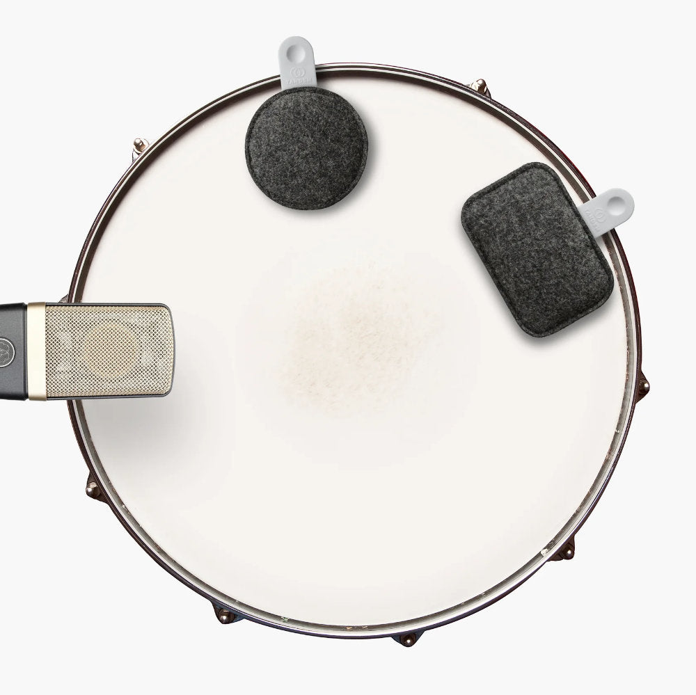 Zwei Drops an den Stimmschrauben eines Floor Toms