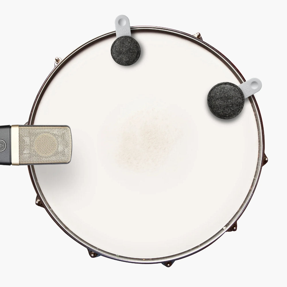 Zwei Drops an den Stimmschrauben einer Snare