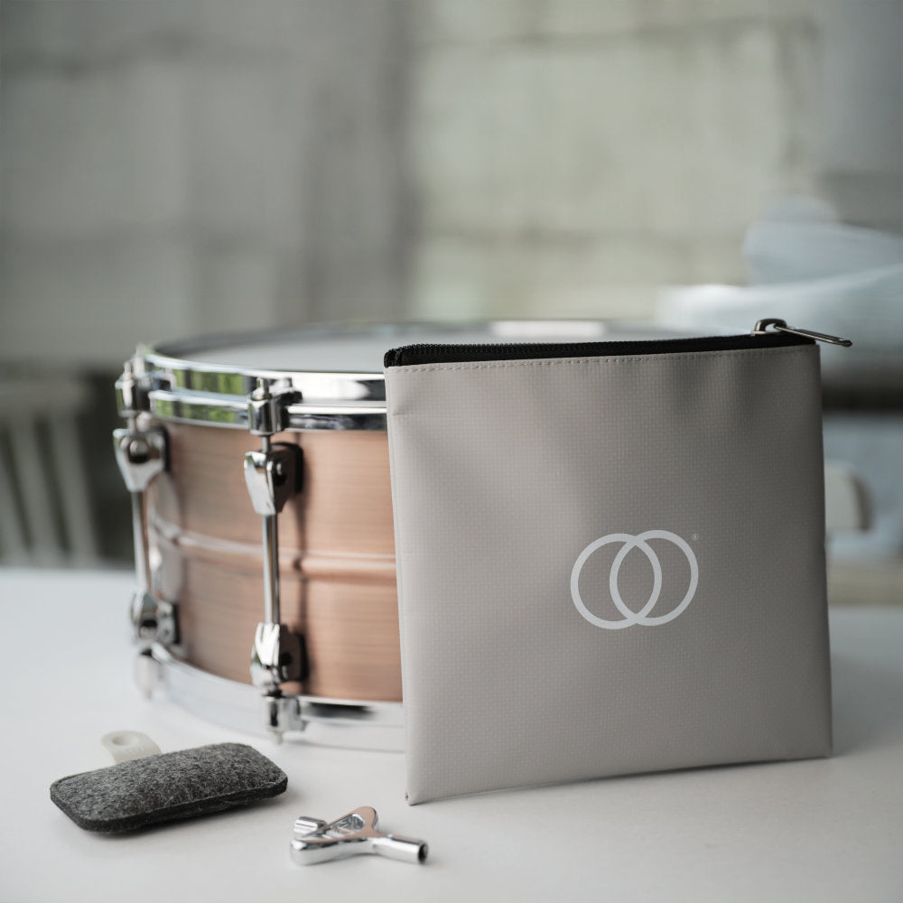 Drum FX Accessory Bag geöffnet auf dem Tisch, gefüllt mit Zubehör