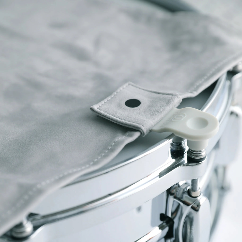 Silikonlasche eines T-towels an der Stimmschraube, Detail