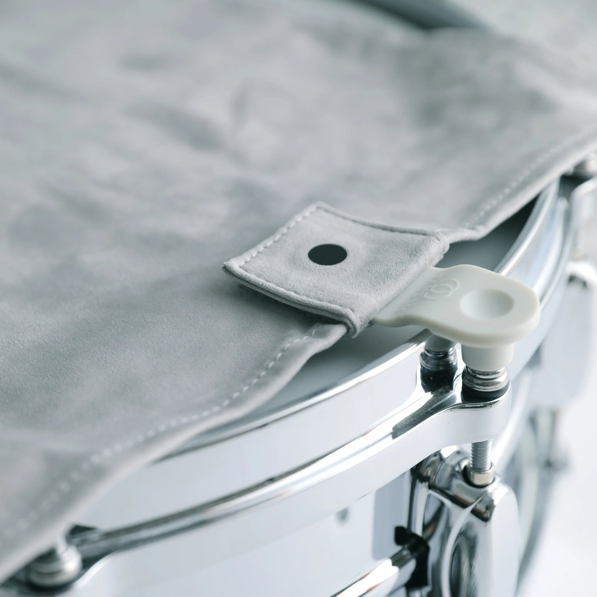 Silikonlasche eines T-towels an der Stimmschraube, Detail